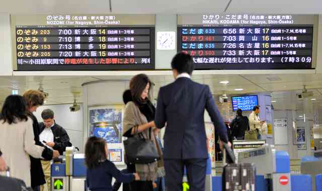 新幹線の屋根に上った男性感電　停電で一時運転見合わせ：朝日新聞デジタル