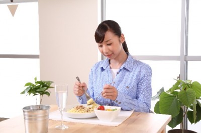 男がドン引きする「おひとりさま女子」のNG行動！　「ひとり居酒屋」「ひとり焼肉」 ｜ 「マイナビウーマン」