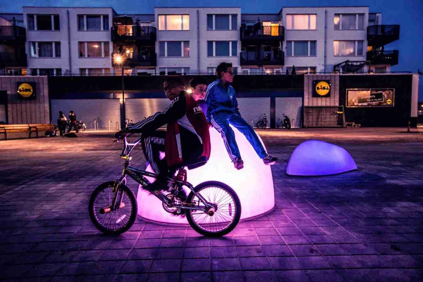 光るインクで夜でもクッキリ！路面の線が発光する「スマートハイウェイ」が登場