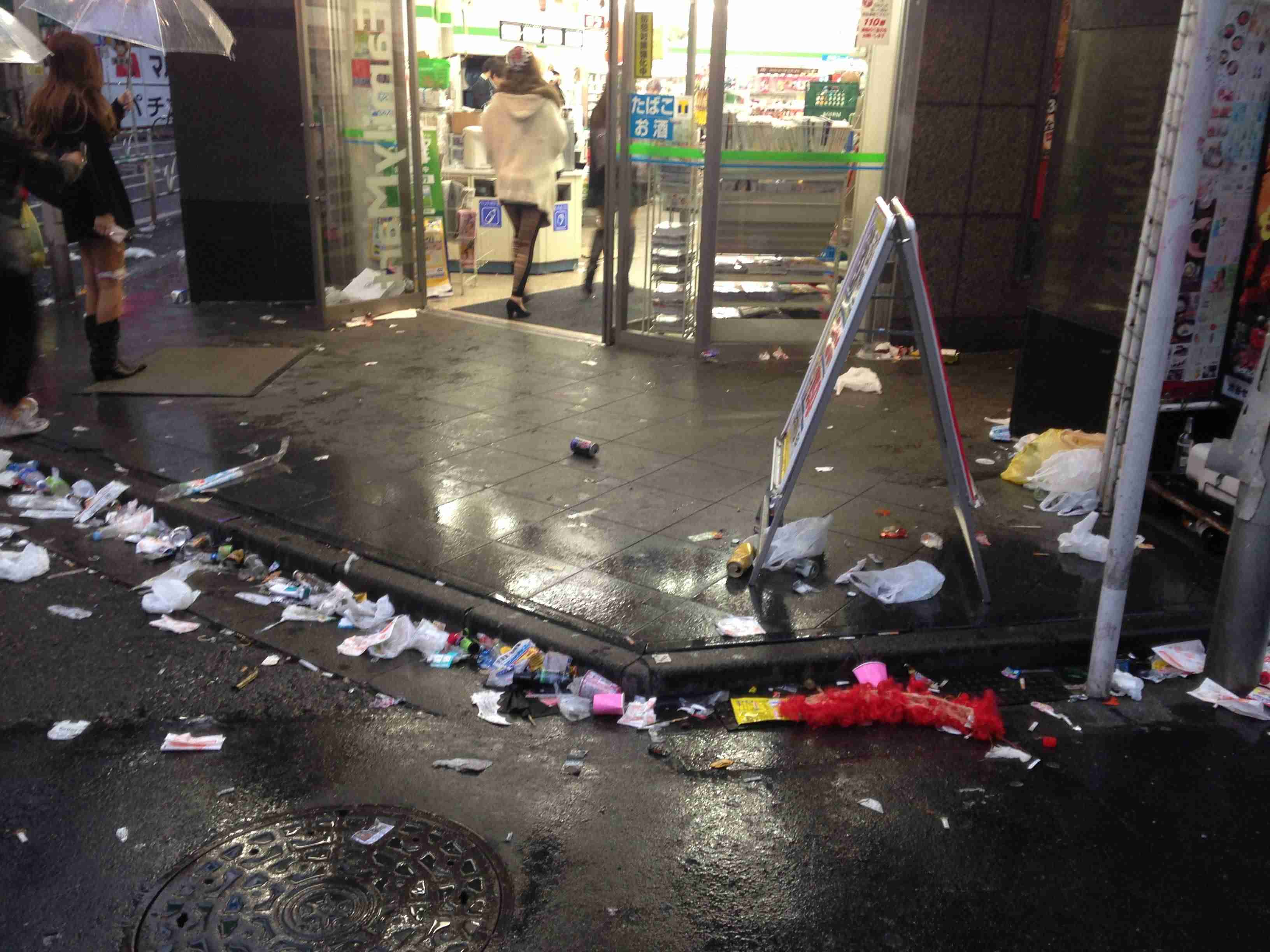 ハロウィンでゴミ散乱した渋谷の街を掃除するボランティアに意外な批判の声「偽善だ」「主張するな」