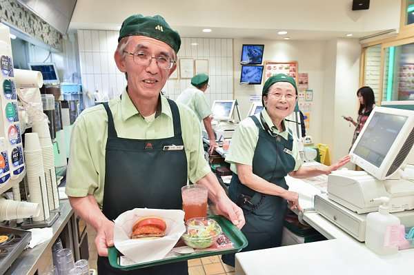 モスバーガー、60歳以上の高齢店員「モスジーバー」を積極採用　客の反応上々で思わぬ好影響
