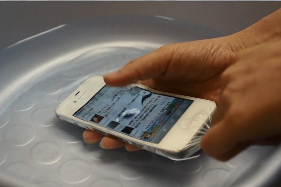 風船の膨張力を使って簡単にスマホカバーを作る方法が話題に