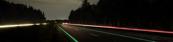 光るインクで夜でもクッキリ！路面の線が発光する「スマートハイウェイ」が登場