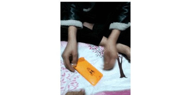 風船の膨張力を使って簡単にスマホカバーを作る方法が話題に
