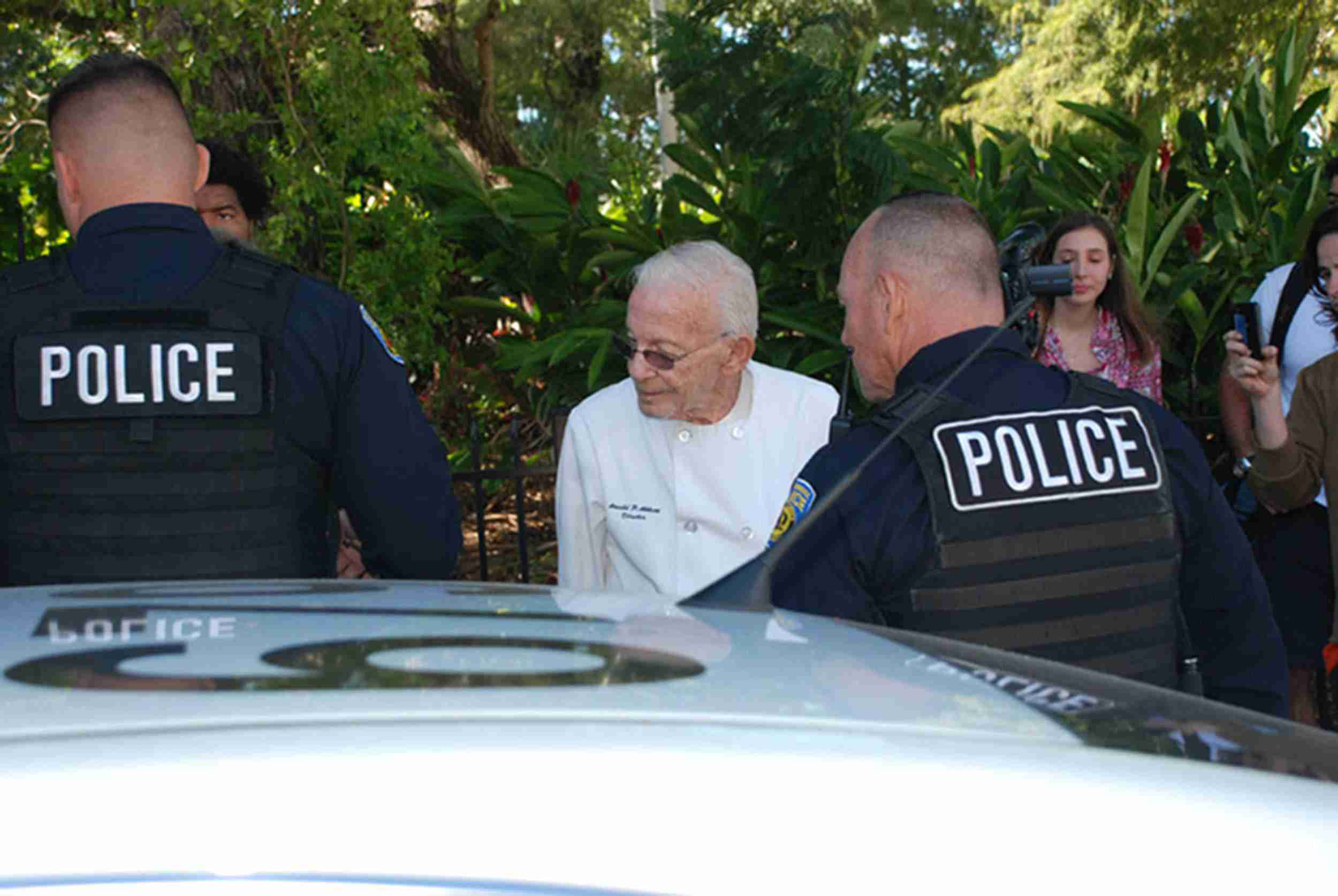 ホームレスのために炊き出しを行った善意の90歳ら、条例違反で市に逮捕される→市民やネットは猛反発