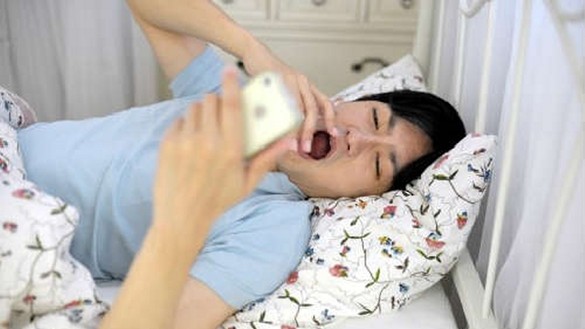 睡眠の質を上げる小ワザ：寝る前のスマホは「36センチ以上」顔から離す