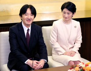 秋篠宮さま４９歳に　両陛下から戦争の話「貴重な機会」：朝日新聞デジタル