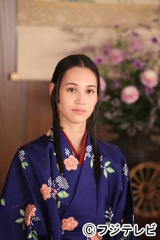 水原希子の鼻ピアスに大反響