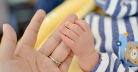 【衝撃】「母乳を飲みたい」男性が24％いることが判明！