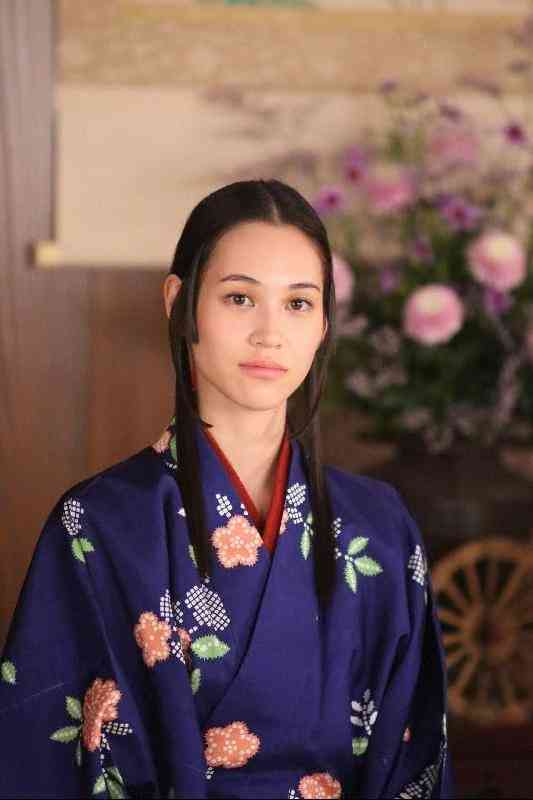 水原希子の鼻ピアスに大反響