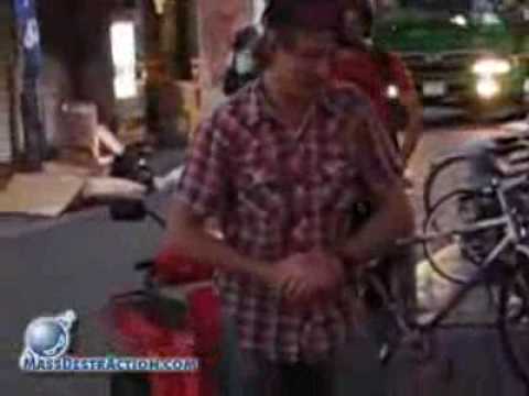 清掃車のおっちゃんが調子に乗ってる不良外人を張り倒す動画 - YouTube