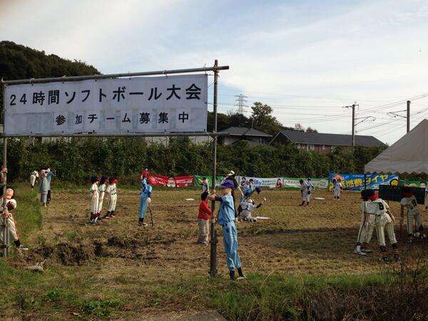 ソフトボールの試合を再現した30体のカカシが怖いと話題にｗ