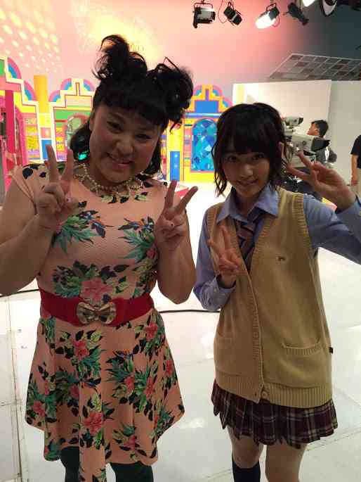 Hkt48 宮脇咲良とバービーのツーショット すごい迫力に 遠近感がおかしくなる ガールズちゃんねる Girls Channel