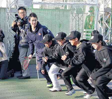 Yahoo!ニュース - 【テニス】錦織“ゆる〜い先生”「テキトーにまねして」 （スポーツ報知）