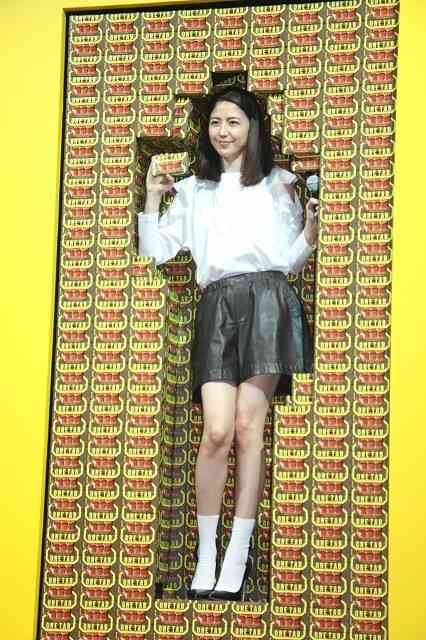 長澤まさみ、390個のチョコに埋まって登場！　新CM発表で美脚披露 : 映画ニュース - 映画.com