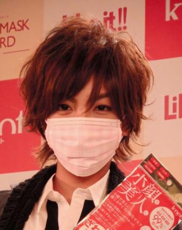 ざわちん、理想の恋人は「韓流顔」…三浦翔平メイクで「初代ベスト・マスクイーン」授与式に登場