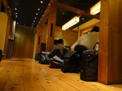 靴下の穴はまだ甘い!?　飲食店の「お座敷」事件簿「足が納豆臭かった」「靴下がキャラクター」 ｜ 「マイナビウーマン」