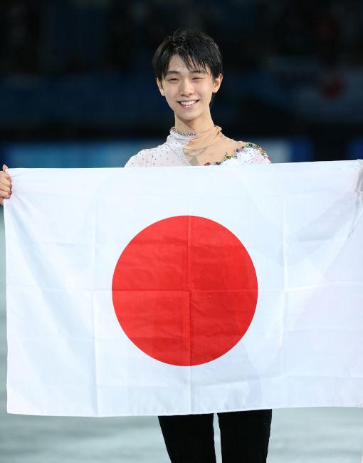 写真特集 - 優勝を決め、日の丸を手に笑顔を見せる羽生結弦＝飯塚晋一撮影 - フィギュア羽生、男子シングルで日本人初の金 - 2014ソチオリンピック（五輪）：朝日新聞デジタル