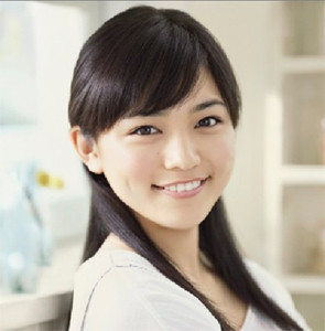川口春奈の濃い目メイクに「別人みたい」の声