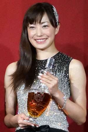 井川遥、大人の色気漂うドレスで登場！世界1のウイスキーで乾杯