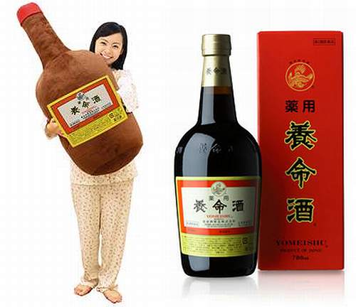“養命酒抱き枕”さらに大きく、今年は史上最大の全長100センチに