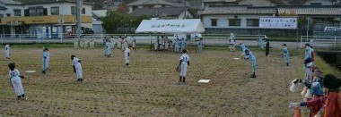 ソフトボールの試合を再現した30体のカカシが怖いと話題にｗ
