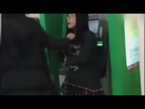 ATMの鏡で化粧をする女に後ろの女がブチギレ！大喧嘩に - YouTube