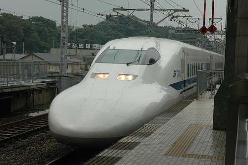 新幹線のトイレで性行為…他人に興味や関心のない人たちが増加