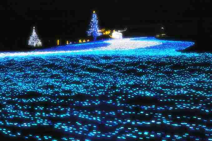 クリスマスの壁紙を貼るトピ