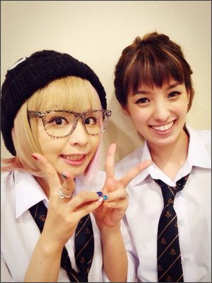 南明奈、misonoと制服２ショット