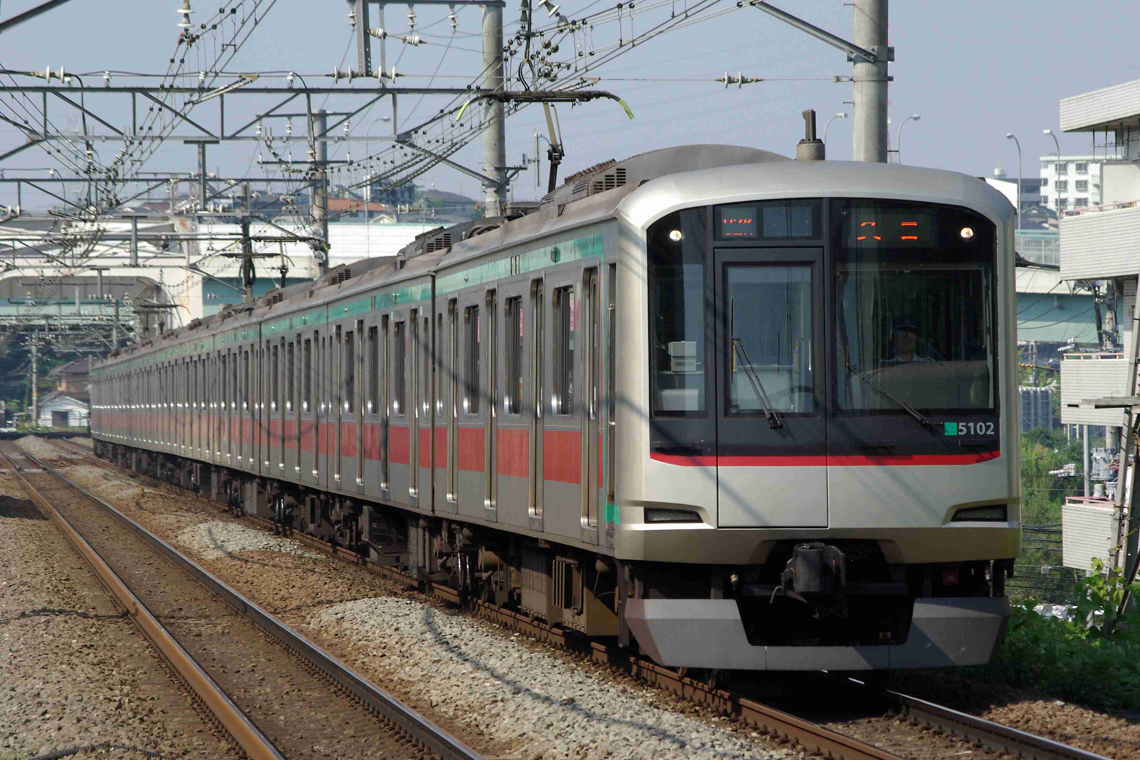 大学生飛び込み自殺、電車ガラス割れ運転士けが