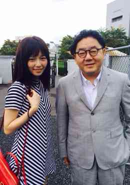 秋元康がAKB48島崎遥香とのツーショット写真を公開し反響