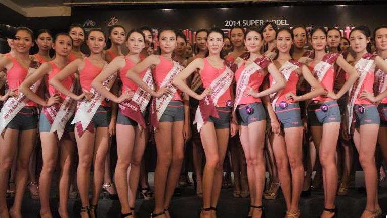 ローラ、セクシー美くびれ公開！ 完璧な体が注目の的