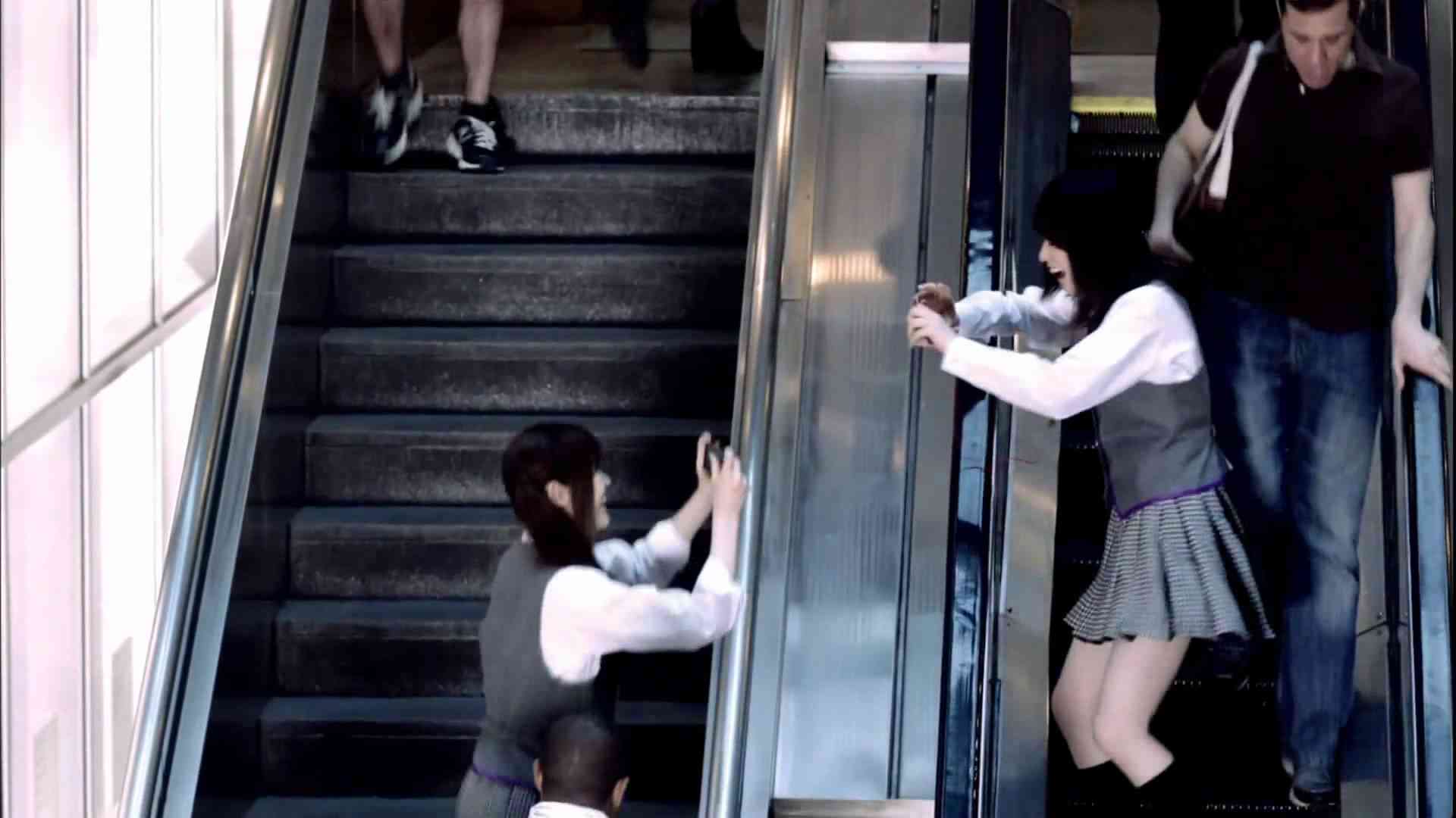 乃木坂46 CM HTC J au 30s 激写サバゲー ♪おいでシャンプー.mp4 - YouTube