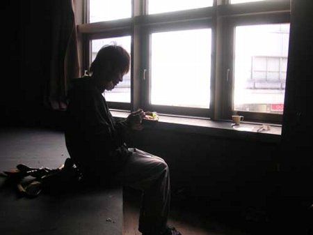【悲劇】朝寝坊したお陰で事件に巻き込まれずに済んだ少年、しかし自分以外のクラスメートが全員死亡し唯一の生き残りに・・・ : オレ的ゲーム速報＠刃