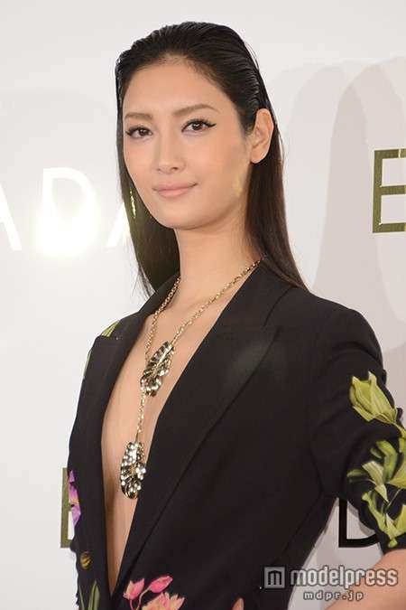 菜々緒、胸元セクシー衣装で大胆アピール