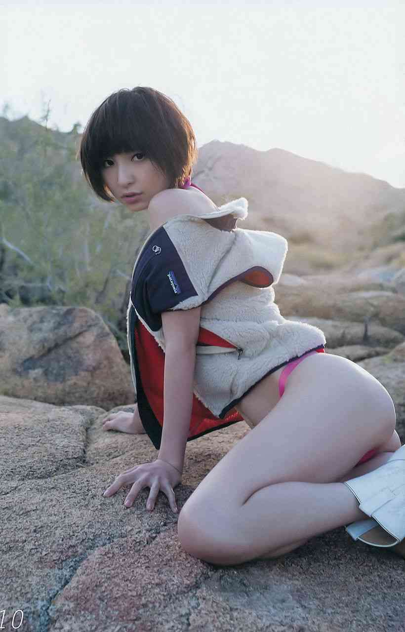 元AKB48篠田麻里子、過激グラビアでお尻丸出しと話題に