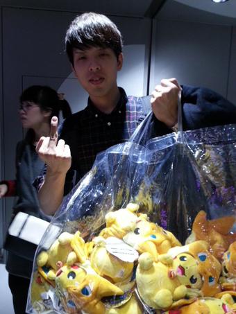 「ポケモンセンターが転売対策を全く取らずに転売ヤーの巣窟へと…限定ぬいぐるみを５３万円分購入する強者も」の画像 : ハムスター速報