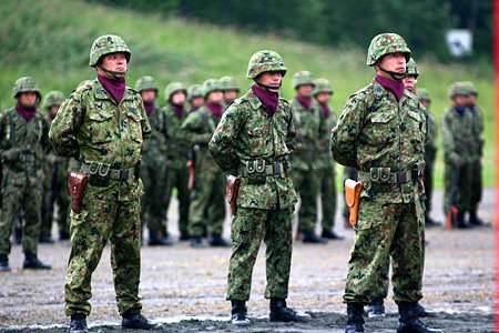 上官の結婚式介入、披露宴で軍艦マーチ…自衛隊雑誌が煽る自衛隊員との結婚の現実