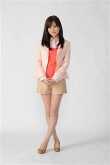 河北麻友子が美脚を披露 脚の細さにどよめき