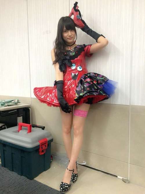 AKB48入山杏奈の「美脚のハイヒールコスプレ」に「セクシーすぎる」「美脚」ファン歓喜