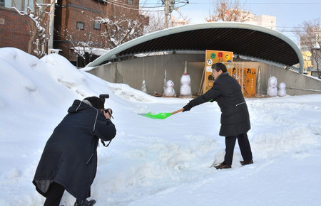 【ん？】豪雪地帯のお年寄りを助けるため、雪かき体験しませんか？5000円で参加できます！