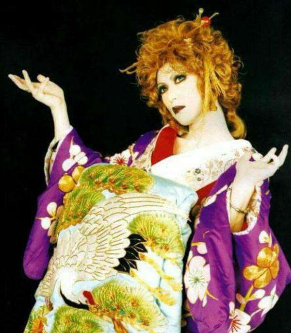 GACKTが披露したAKB48コスプレが本家メンバーよりも可愛いとツイッターで話題に