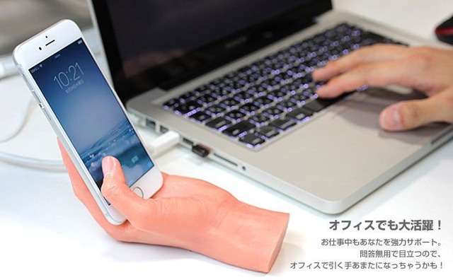 【閲覧注意】超リアルな女性の手首がスマホスタンド登場ｗ
