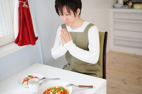 外で食事する時「いただきます」「ごちそうさま」言いますか？