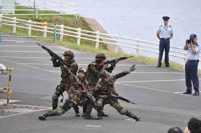 上官の結婚式介入、披露宴で軍艦マーチ…自衛隊雑誌が煽る自衛隊員との結婚の現実