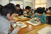 Yahoo!ニュース - ＜牛乳なし給食＞新潟・三条で試験的スタート （毎日新聞）