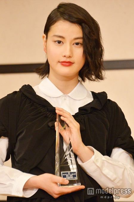橋本愛の劣化がヤバイ「ハイキングウォーキングのQ太郎みたい」との声も