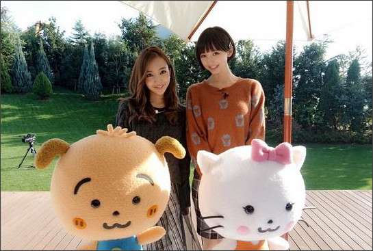板野友美と篠田麻里子の珍しいツーショット。「たのしかったー。久々の再会」と笑顔。