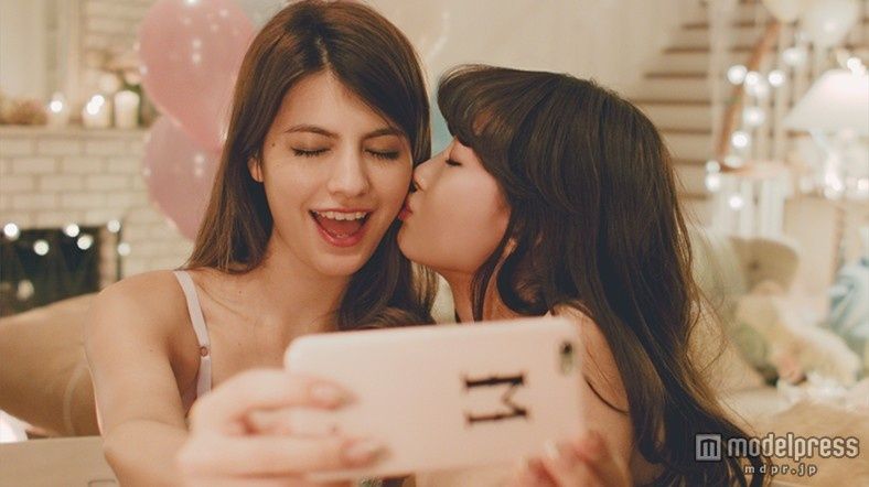 AKB48小嶋陽菜がマギーにキス 秘密のランジェリーパーティーを覗き見